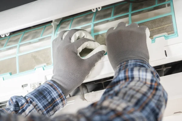 denver-technician-cleans-air-conditioning-unit